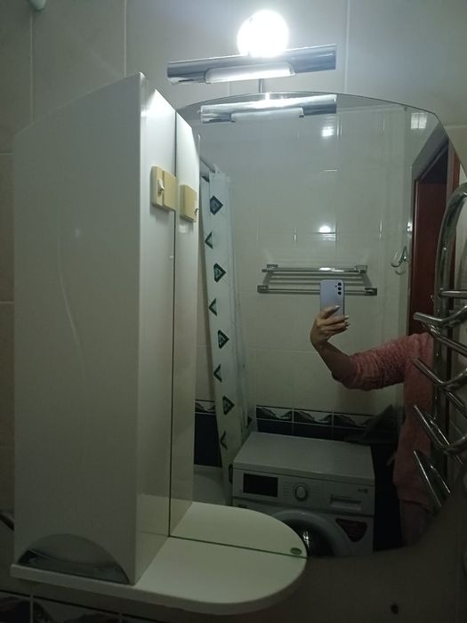 Продається дзеркало з шафою.