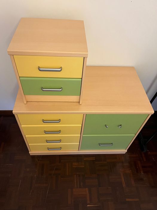 Cómoda e mesa de cabeceira