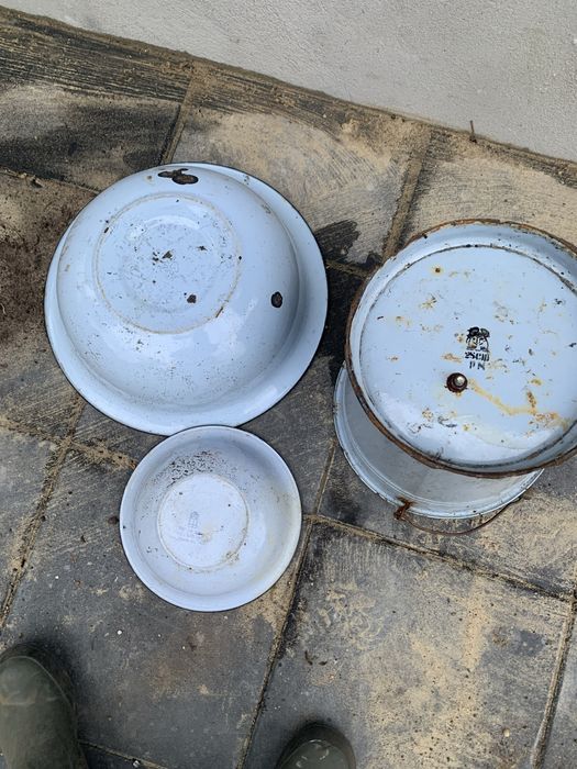 Niebieskie naczynia emaliowane