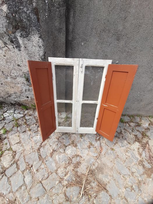 Janela de madeira antiga maciça.463108654499123202