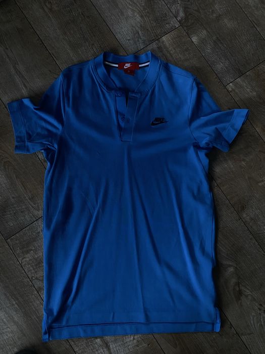 Поло Nike яскравого синього кольору