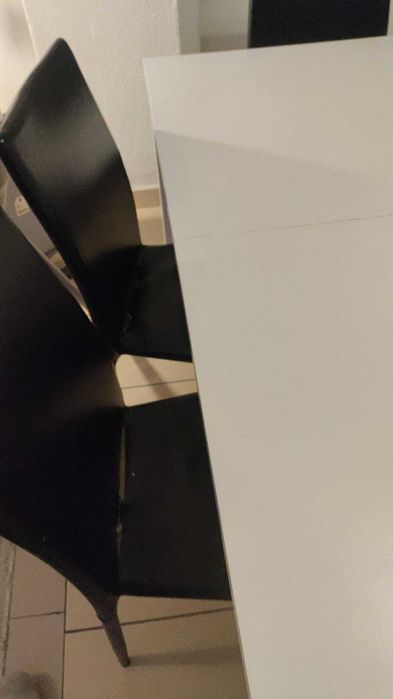 Mesa extensível e seis cadeiras prontas para uso
