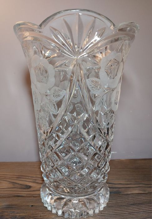 Kryształowy duży wazon na święta PRL Dzień Kobiet