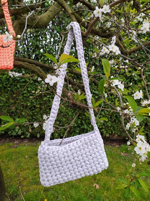 Bolsas feitas à mão em fio de malha