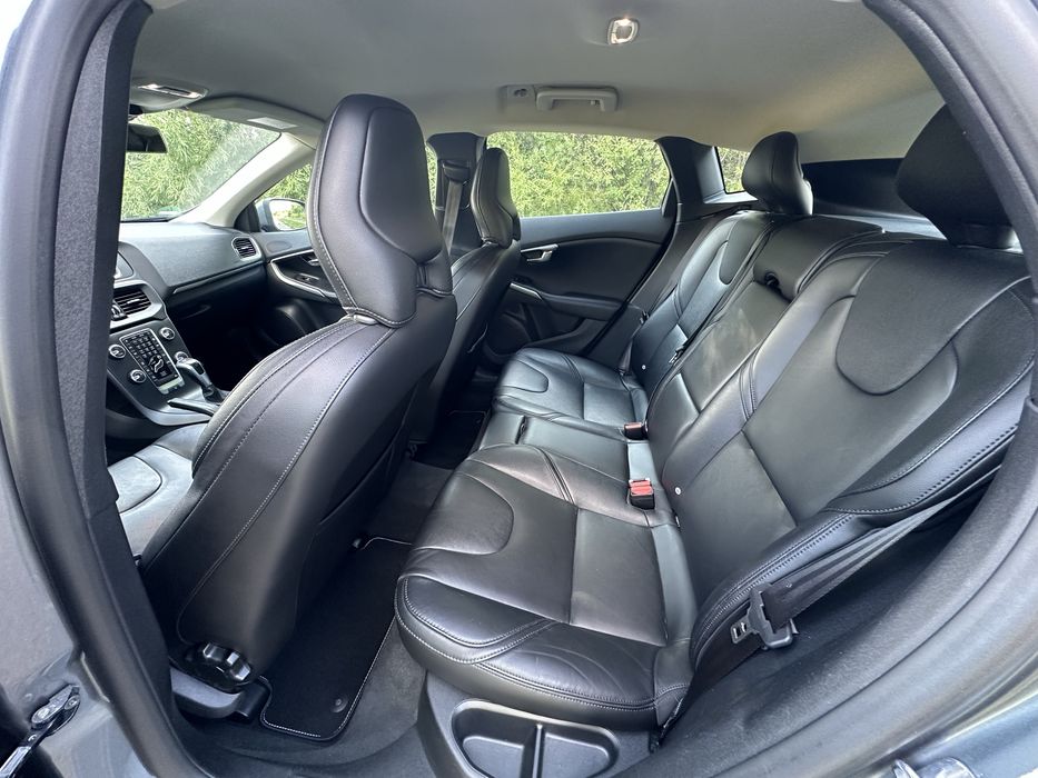 Volvo V40 D2 2.0 120KM**Skóry**Udokumentowany przebieg**