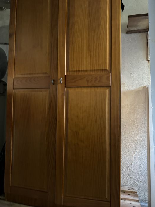 Guarda roupa em madeira maciça , está como novo. Apenas para desocupar
