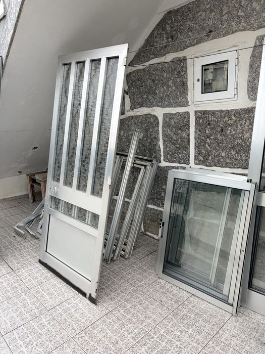 3 portas 7 janelas 2 portas de sacada tudo com aros