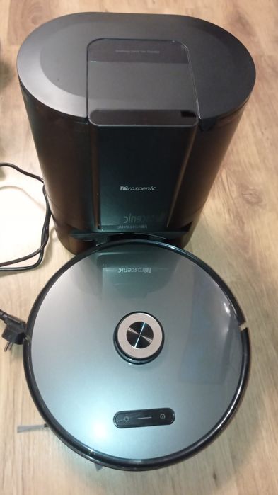 Robot sprzątający Procesing  z bazą samoczyszczącą