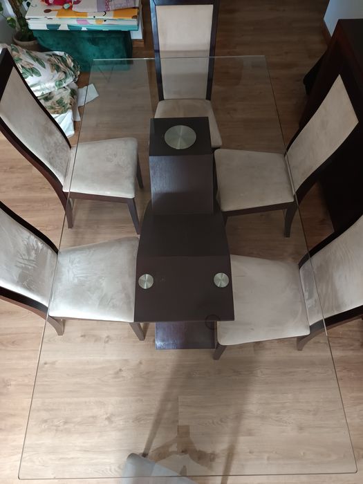 Conjunto de mesa e cadeiras em bom estado