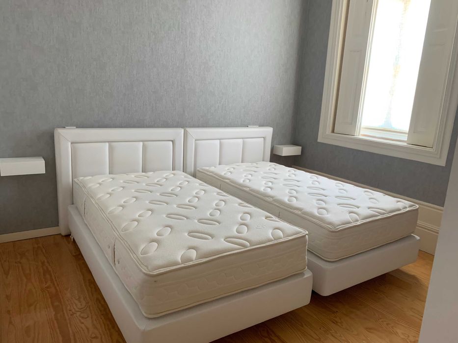 Cama individual com cabeceira em pele