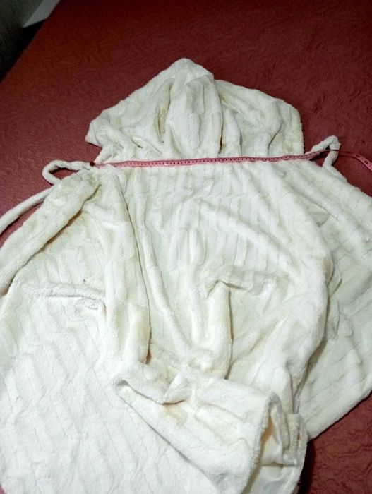 Capa com capuz pelo branco