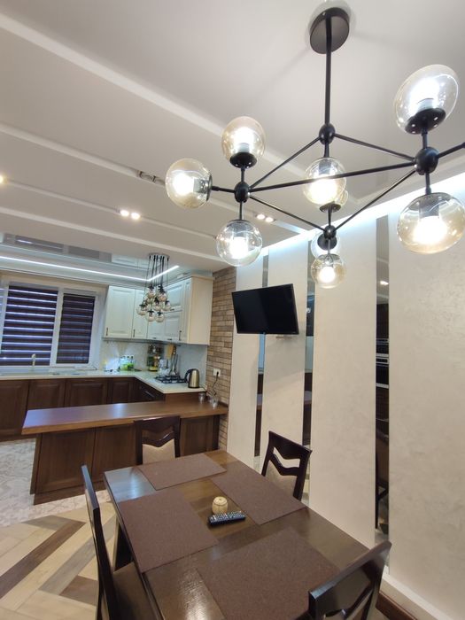 Велика  3-кімнатна квартира з дизайнерським ремонтом