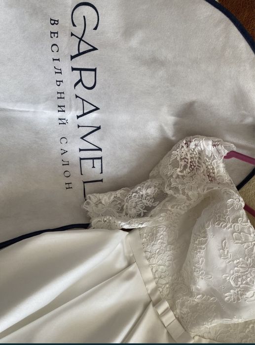 Весільна сукня, колір айворі