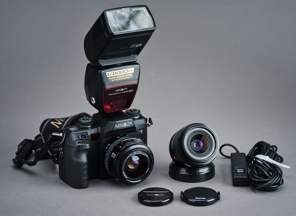 Aparat analog Minolta Dynax 7 + 28 mm f/2.8 + 35–70 mm f/4 + lampa HS 5400 + pilot