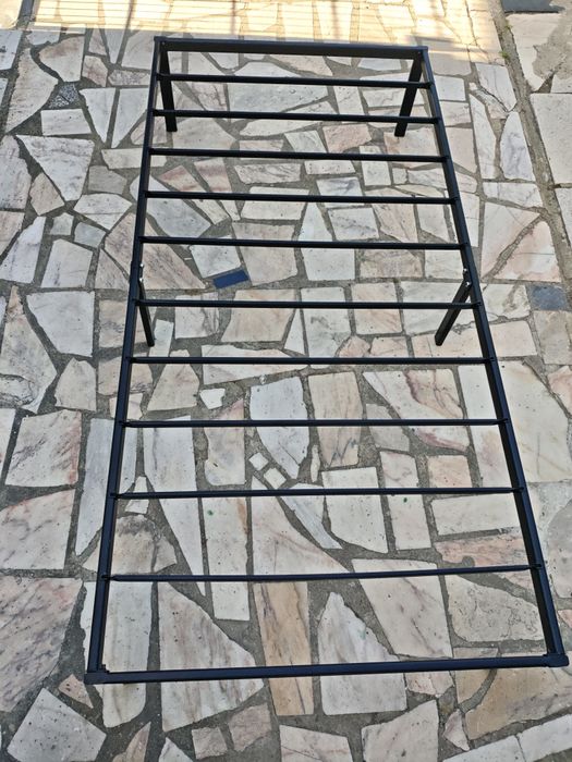 Cama de Solteiro em metal preto