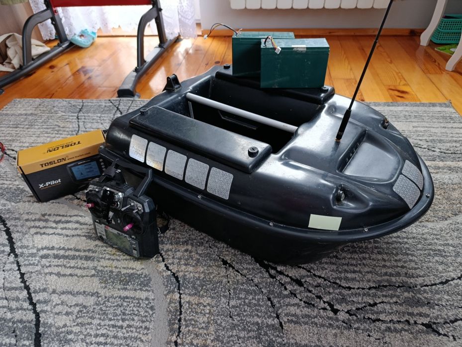 Łódka zanętowa z GPS i echosondą