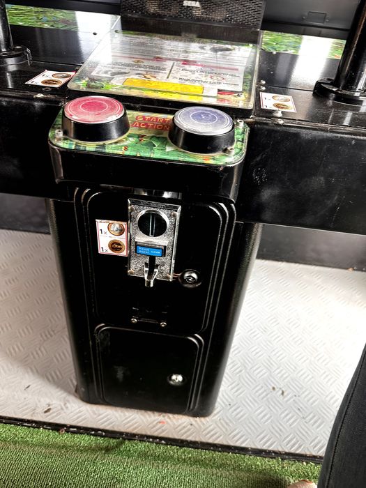 Maquina arcade "Lets go jungle" da sega,  ate 2 jogadores com cabine, usada.