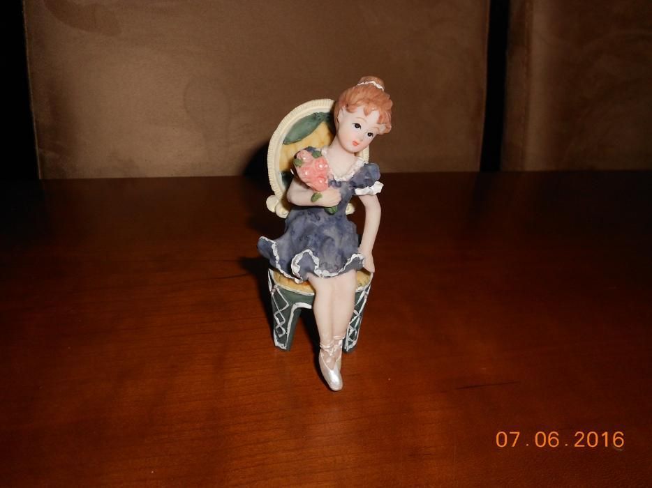 Bonecos em porcelana e madeira