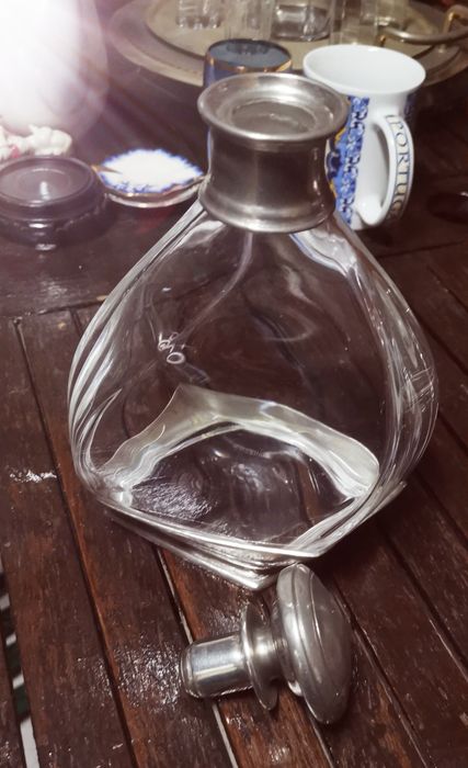 Elegante garrafa com rolha em estanho