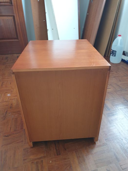 Pequeno armário de gavetas