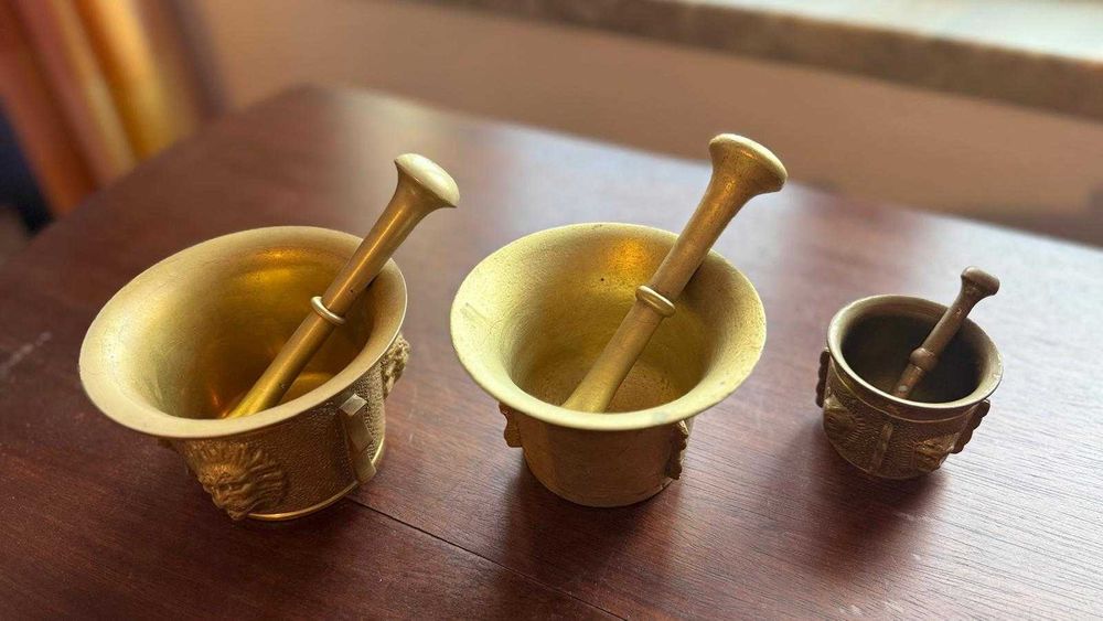 3 Almofarizes latão com pilão - máscaras e leões em relevo - conjunto de 3 tamanhos