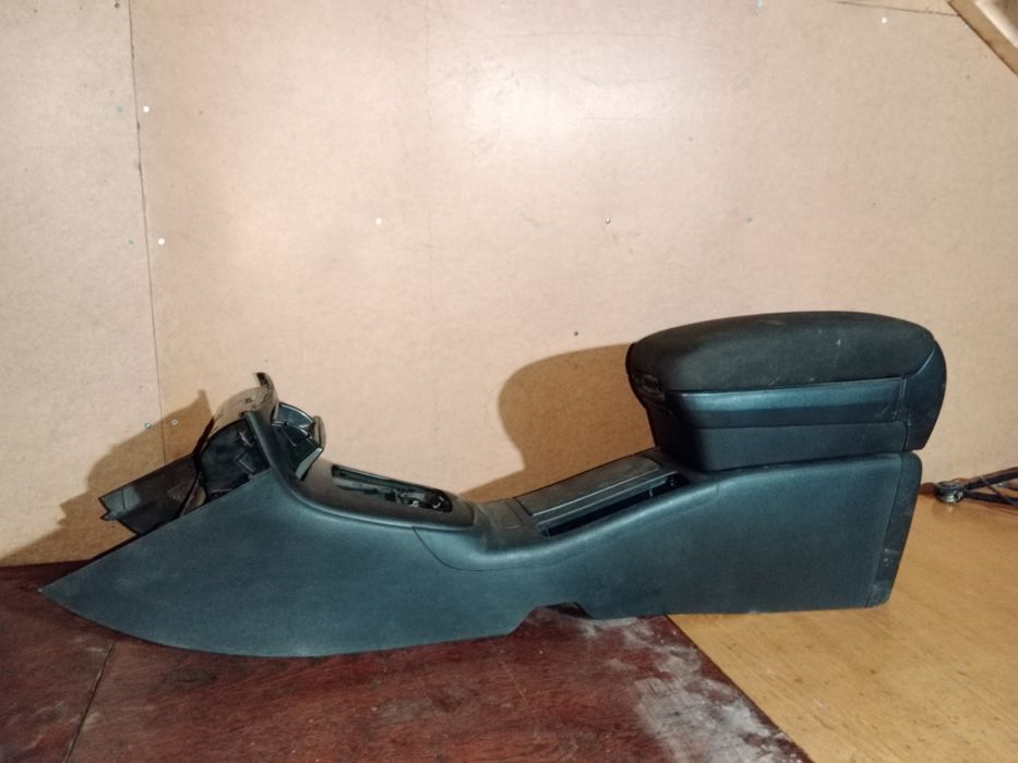 Підлокотнік Toyota avensis ( в наявності тільки торпеда)