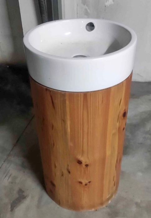 Pé de mesa , em madeira maciça. Pode ser utilizado para outras finalidades , como por exemplo para lavatório de casa de banho .