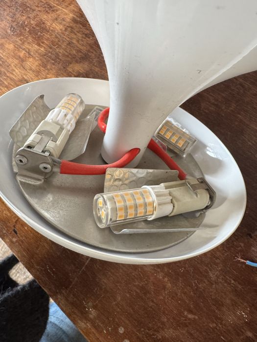 Candeeiro branco junto ao tecto como novo