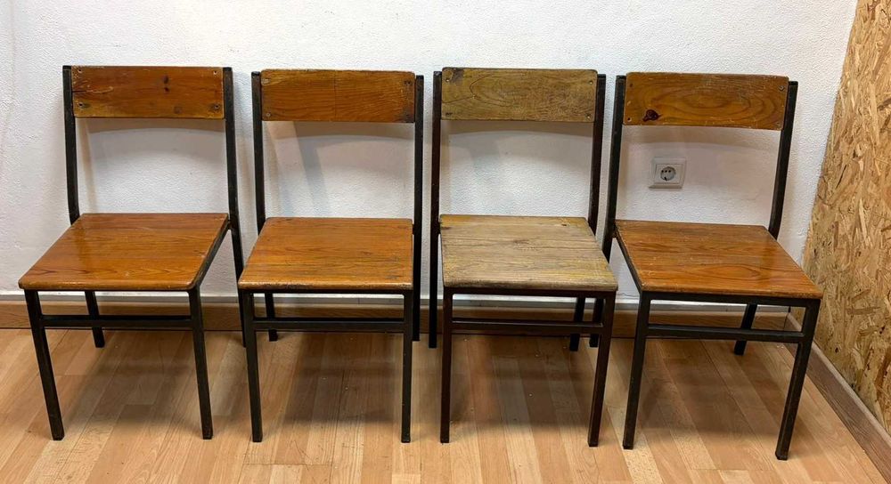 Conjunto de 10 cadeiras antigas de ferro e madeira, em bom estado de conservação