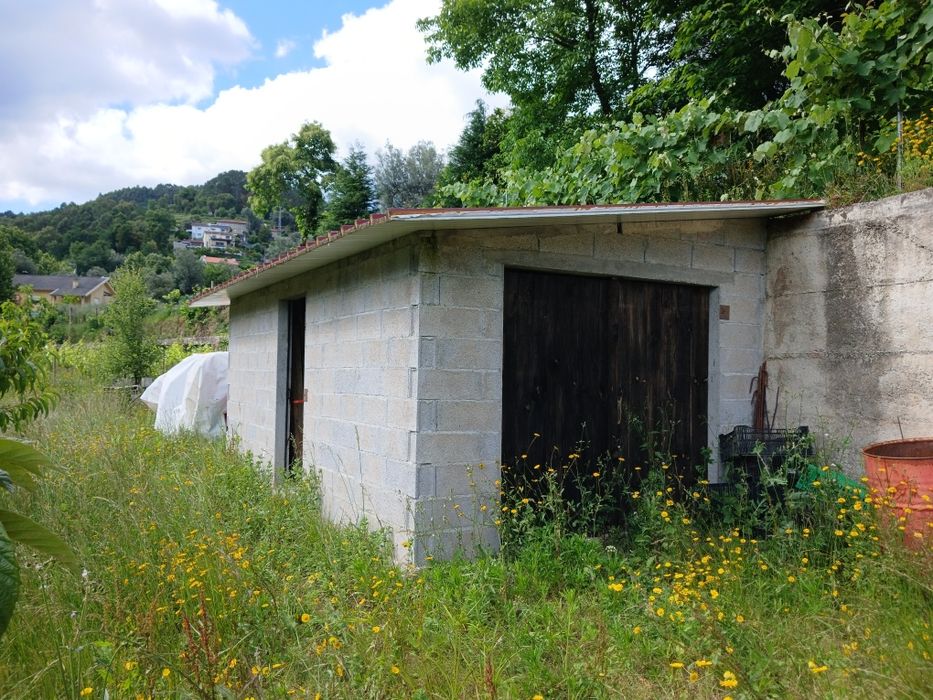 Vendo terreno com ruina para construir.