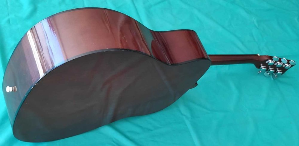 Guitarra Yamaha F-310.