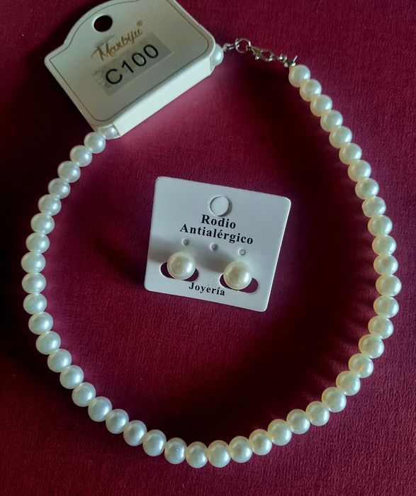 Conjunto (colar/choker e brincos) de pérolas.