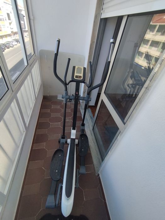 bicicleta elíptica da marca NEWFIT