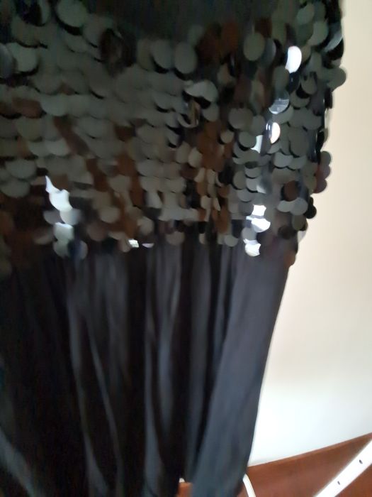 Vestido preto em malha fina e lantejoulas