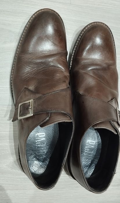 Sapatos de homem em pele