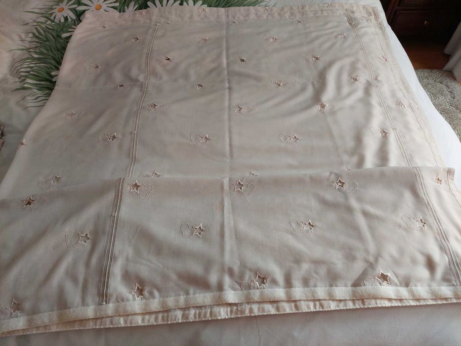 Cortina Quarto bebé  com pequenas estrelas recortadas, tom creme