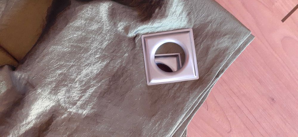 Cortinados pendentes e colcha.