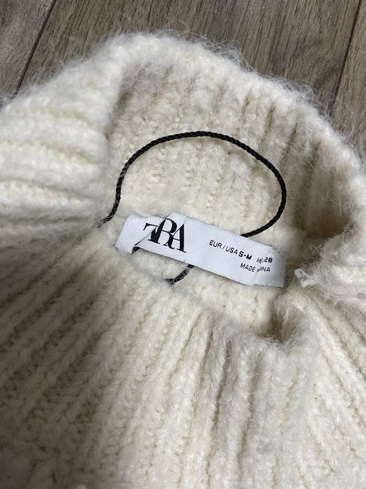 Sweterek z perełkami i tiulem Zara