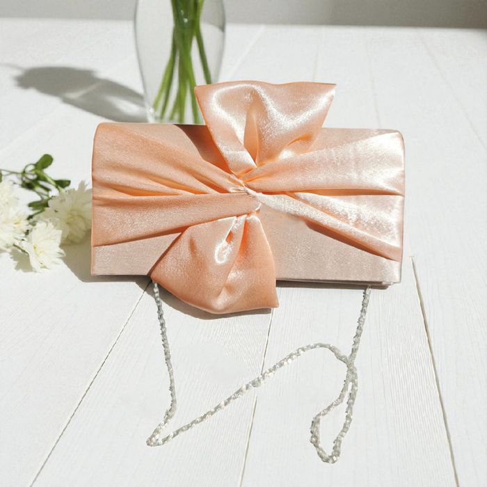 Urocza szampańska torebka damska satynowa na łańcuszku kopertówka