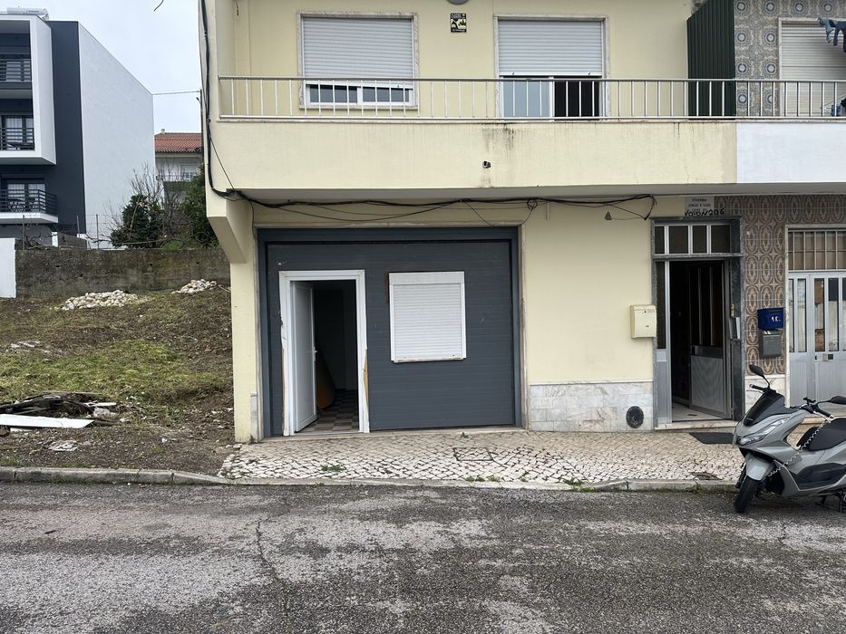 Alugo Garagem com capacidade para ate 8 viaturas