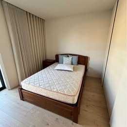 Cama casal e mesa de cabeceira