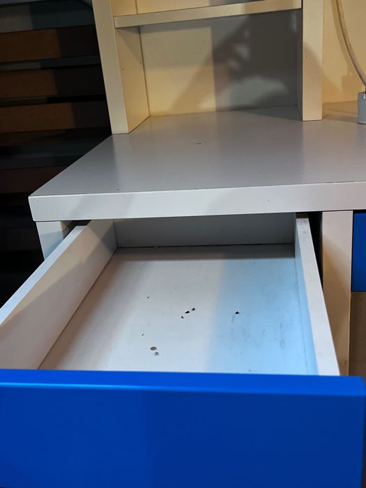 Secretária IKEA com extensão deslizante e tomada integrada – 105x50 cm