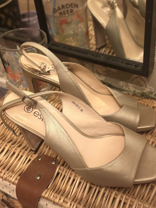 Босоніжки Estro шкіра