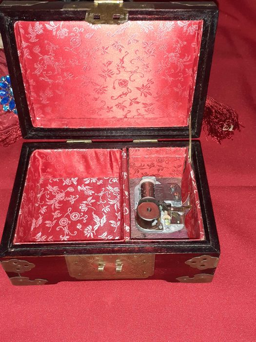 Guarda Jóias  com Música