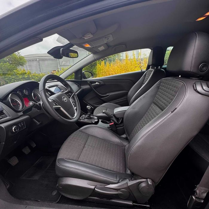 Opel Astra GTC 1.6 CDTI 110cv OPC Line | 12/2017 | Nacional