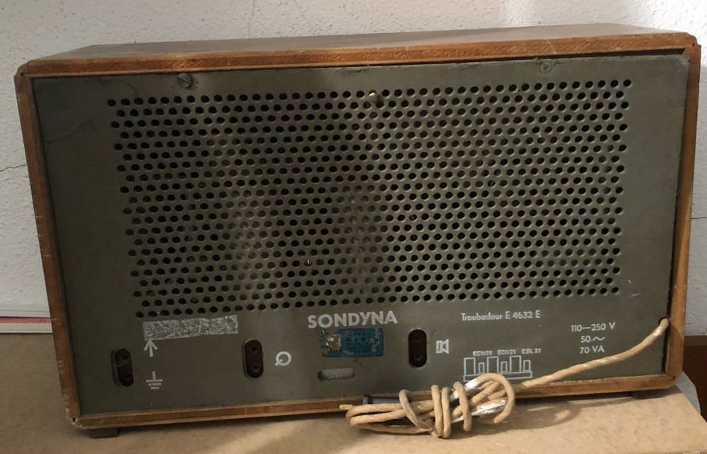 Rádio antigo de válvulas