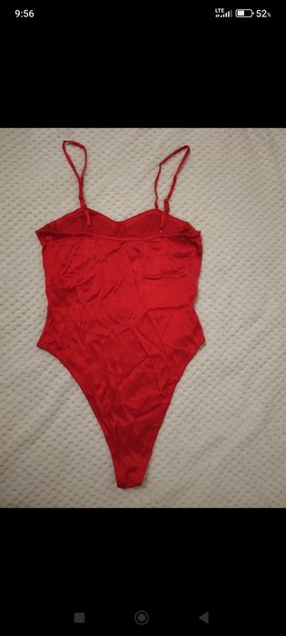 Czerwone satynowe body.