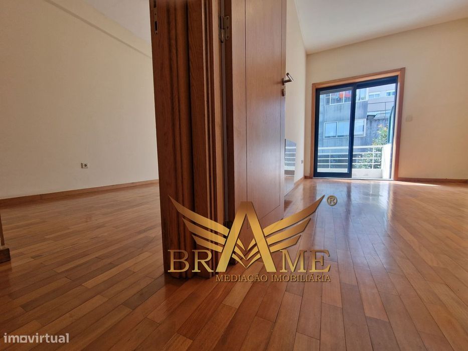 Apartamento T2 Com Lugar De Garagem | Rua Da Constituição - Porto