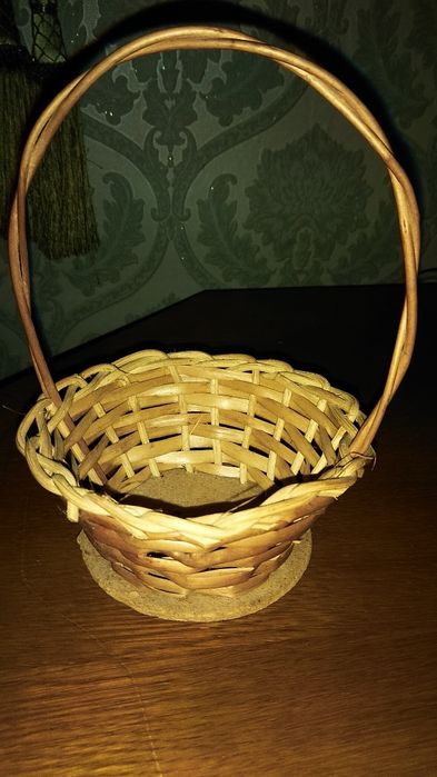 Плетений кошик, корзина из лозы