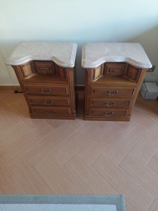 Vendo quarto de casal em madeira de castanho como novo,
